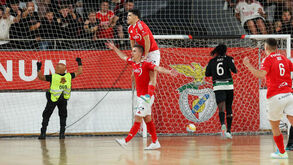 Reviravoltas, expulsão e incerteza: Benfica bate Sporting no prolongamento e força negra na decisão do futsal