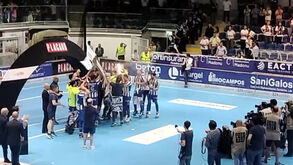 FC Porto ergue a taça: os festejos após a conquista do bicampeonato de hóquei em patins