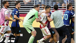 Final quente no Inter-River Plate: Acuña corre em direção a Dumfries e tem de ser agarrado