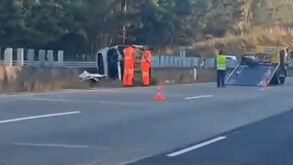 Carro capotado na A1: as imagens do acidente que envolveu jogador do FC Porto