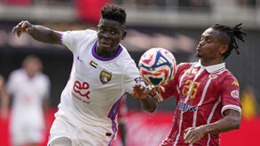 Disputa de bola no Al Ain-Wydad 