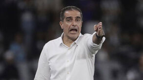 Treinador gesticula durante jogo