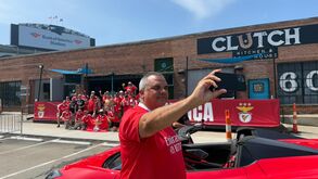 Dezenas de adeptos do Benfica reunidos num bar a horas do início do jogo com o Chelsea