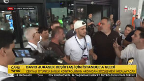 O momento em que Jurásek chega à Turquia e é recebido por adeptos do Besiktas