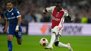 Carlos Forbs dispensado do Ajax por Whatsapp, após empréstimo ao Wolves