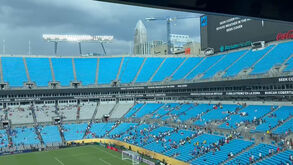 Ameaça de mau tempo trava Benfica-Chelsea: o momento em que os adeptos deixam as bancadas