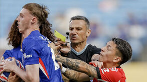 Árbitro mostra cartão amarelo durante o jogo Benfica-Chelsea
