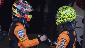 Lando Norris e Oscar Piastri, pilotos da McLaren, cumprimentam-se após GP da Áustria
