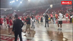 Equipa de futsal do Benfica festeja na Luz: Raúl Moreira pegou no microfone e puxou pelos adeptos
