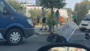 O momento em que polícia é abalroado por carrinha da PSP antes do dérbi de futsal em Alvalade
