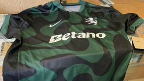 Nova camisola do Sporting surpreende pelo padrão... e pela troca de emblema