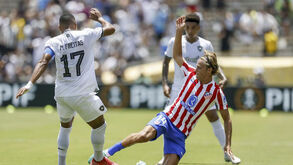 Marcos Llorente em disputa de bola