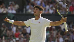 Carlos Alcaraz vence Fabio Fognini em Wimbledon após cinco sets intensos