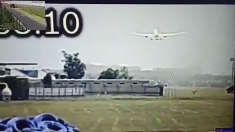 Homem recebe apoio médico após acidente de avião na Índia