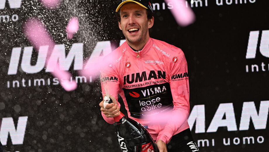 Simon Yates celebra conquista do Giro