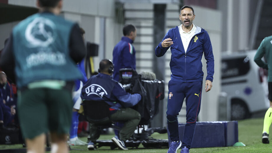 Bino Maçães reage durante o jogo com a França