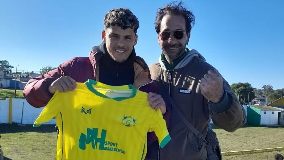 Maxi Araújo posa com camisola do emblema da segunda divisão local