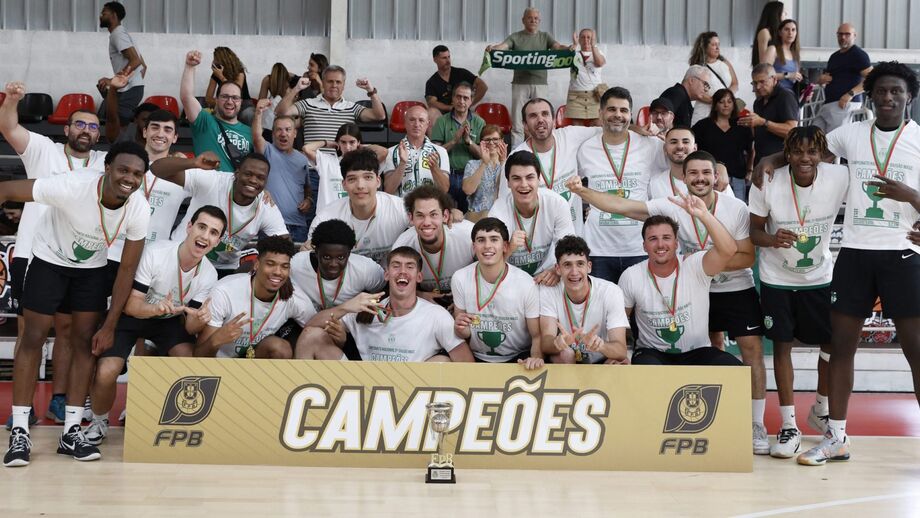 Equipa de sub-23 do Sporting celebra conquista do título na 2ª Divisão