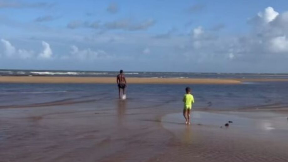 Matheus Reis na praia, no Brasil