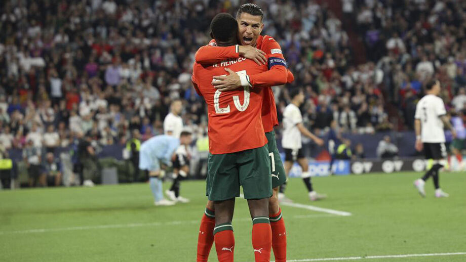 Nuno Mendes a festejar com Cristiano Ronaldo