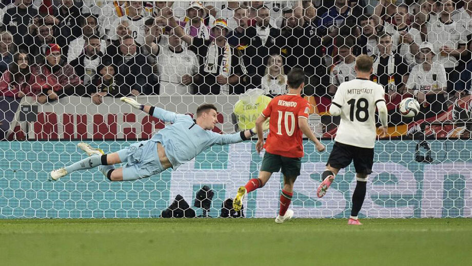 Ter Stegen defende remate num jogo entre Alemanha e Portugal
