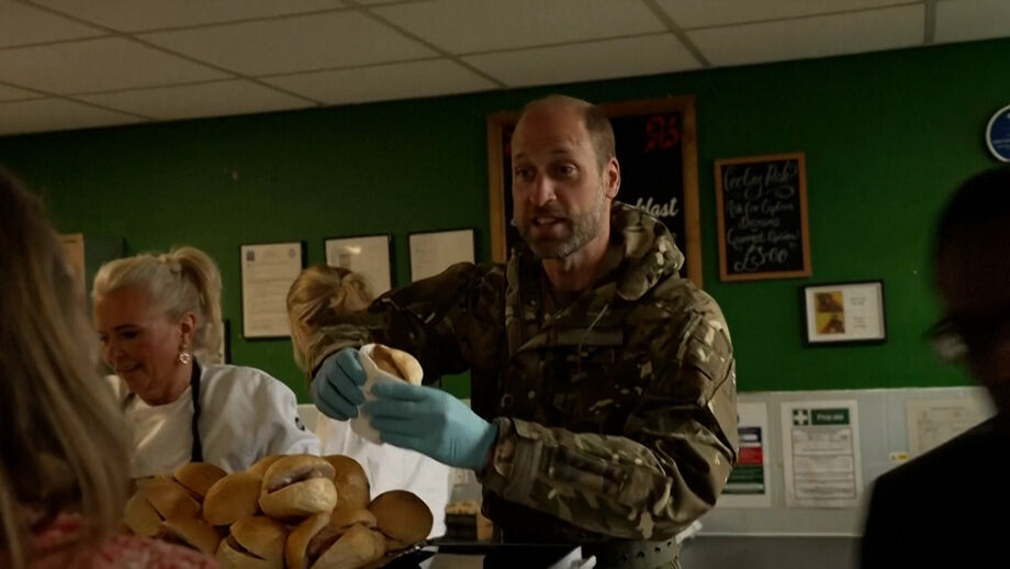 Primeira visita à Força Aérea britânica desde que se tornou coronel-chefe