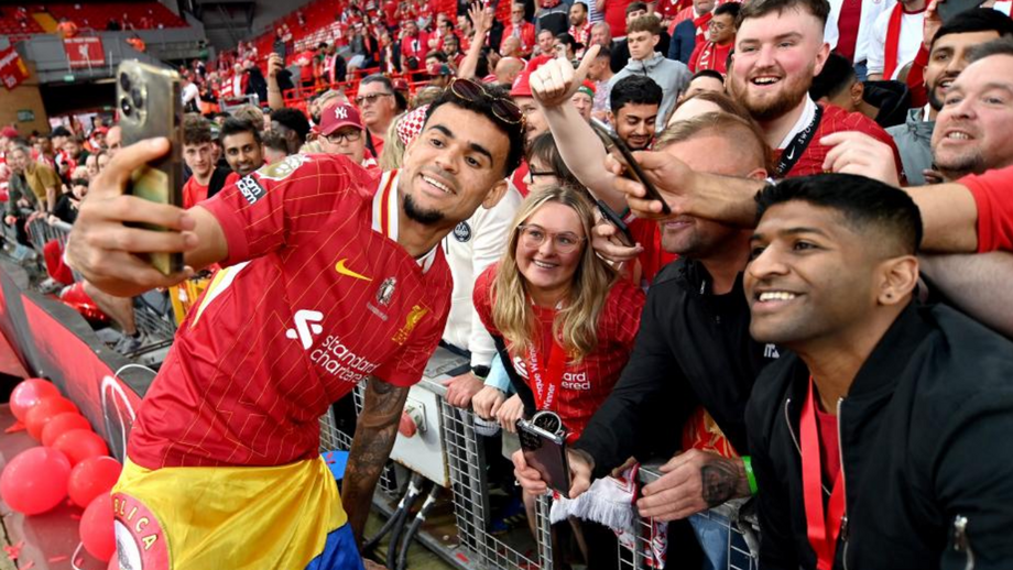 Luis Díaz tira fotografias com os adeptos do Liverpool nas celebrações da conquista da Premier League