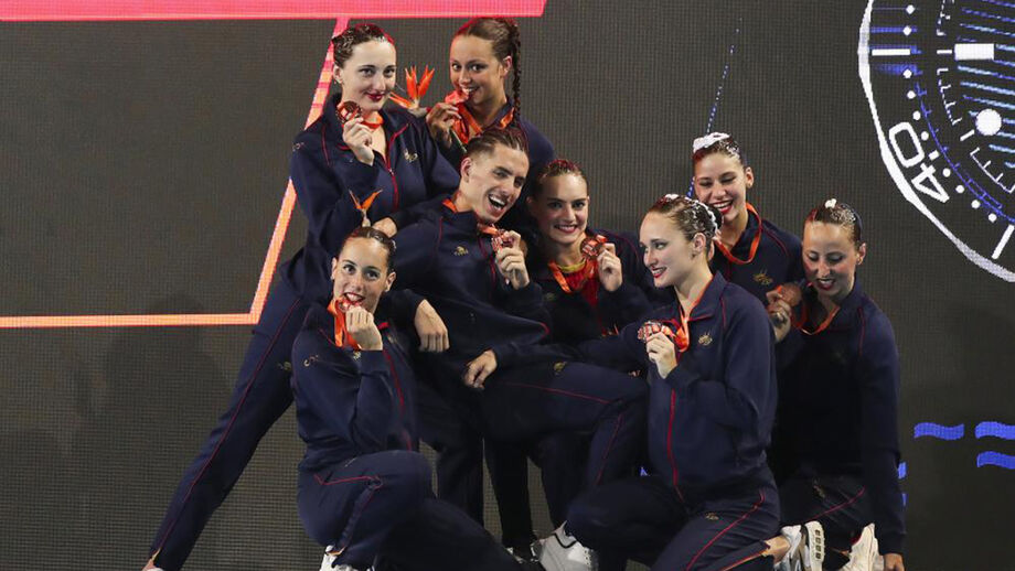 Atletas espanhóis celebram medalhas nos Europeus de natação artística no Funchal