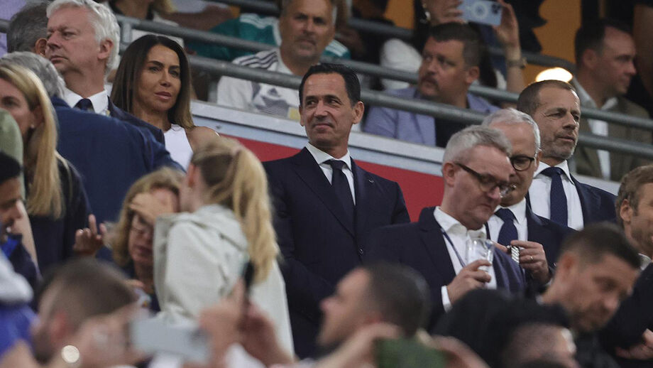 Pedro Proença cumprimentou jogadores no balneário após jogo