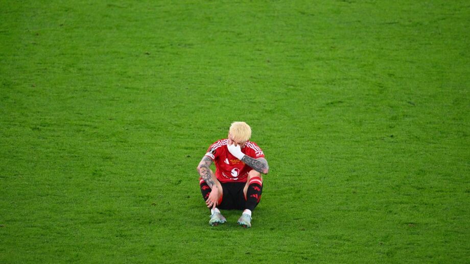 Alejandro Garnajo desolado em campo depois da derrota na final da Liga Europa