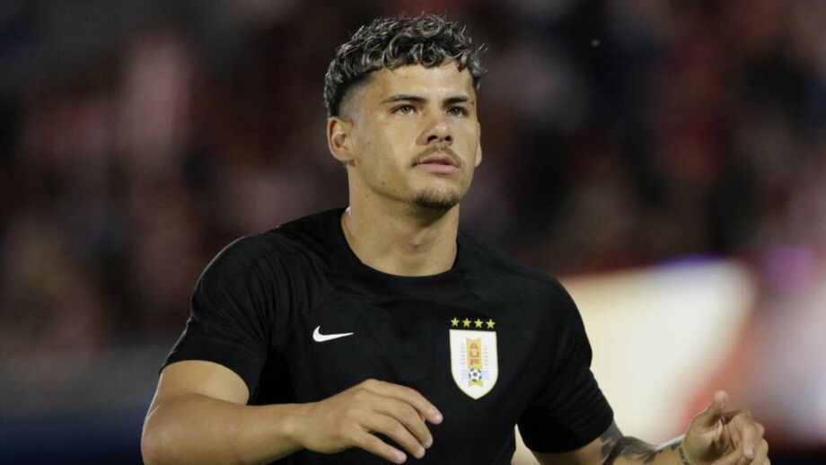 Maxi Araújo durante o aquecimento, antes do Paraguai-Uruguai