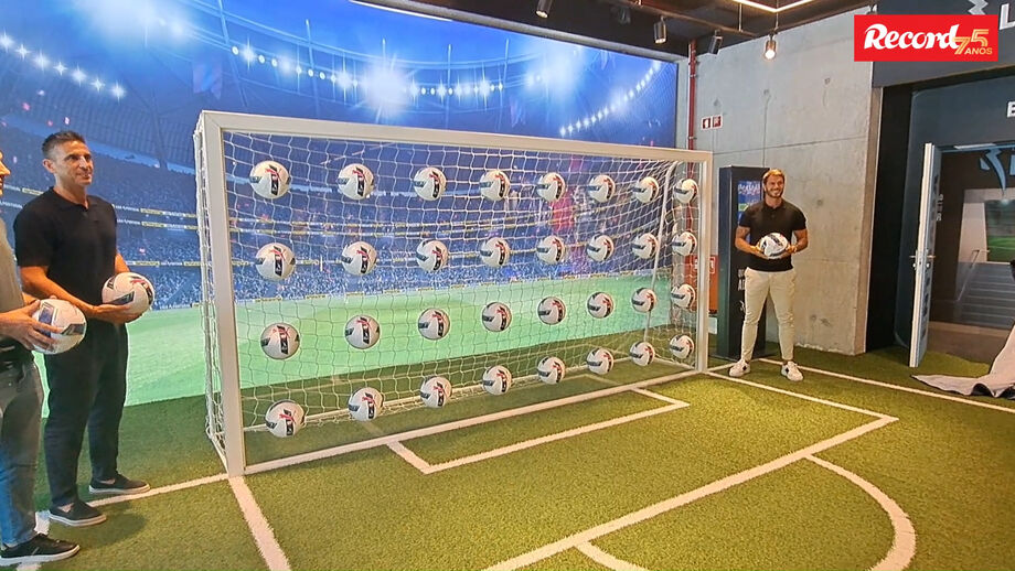 Quim, Fernando Meira e Kleber estrearam o esférico com que as equipas profissionais irão jogar