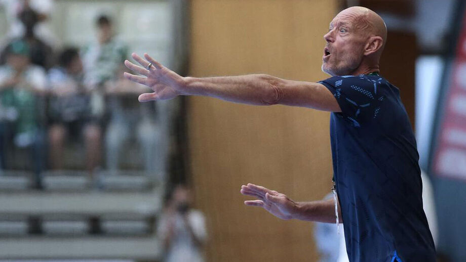 Magnus Andersson a dar indicações durante o FC Porto-Sporting