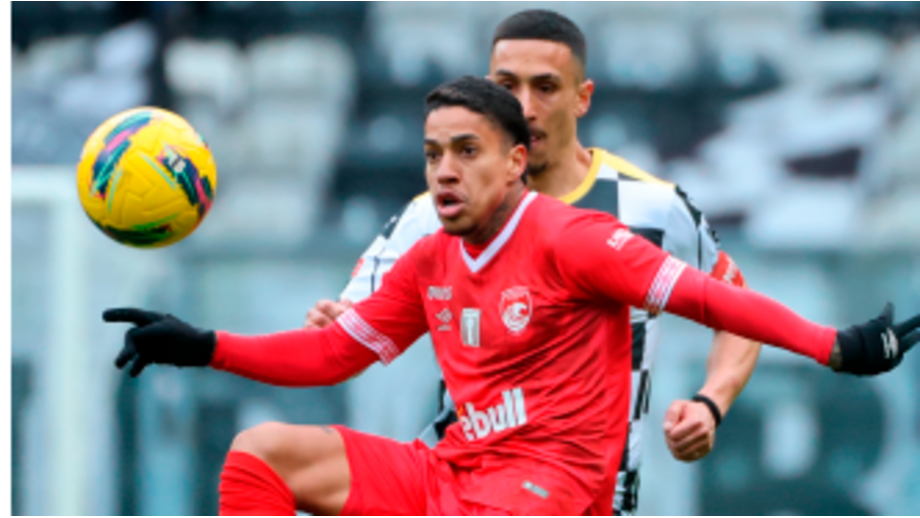 Matheusinho em ação pelos açorianos