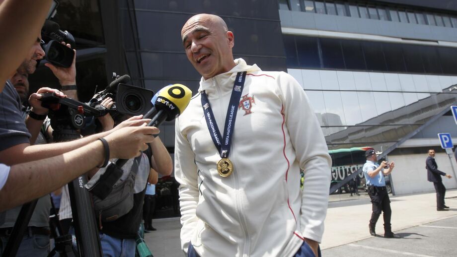Roberto Martínez fala aos jornalistas na chegada a Portugal depois da conquista da Liga das Nações