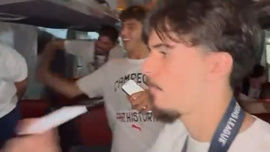 Jogadores celebraram efusivamente no autocarro