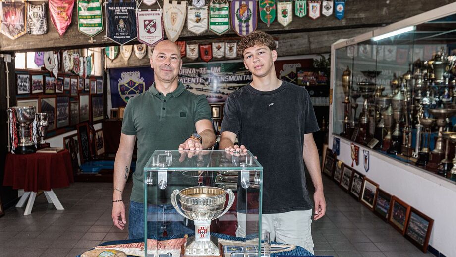 Francisco Lino, filho de Paulo Lino, assina contrato profissional com o Chaves