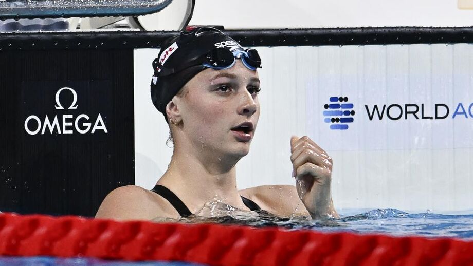 Summer McIntosh bate recorde mundial nos 200 metros estilos em Victoria, Canadá