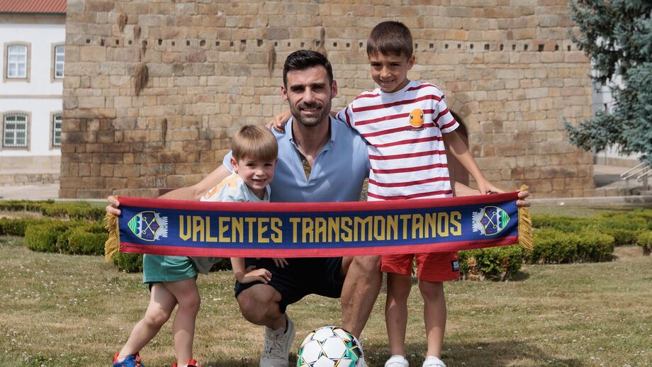 Roberto, aqui com os dois filhos, regressa ao Chaves