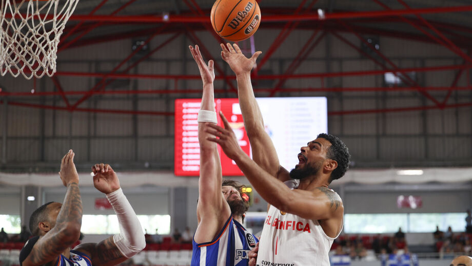 Broussard ataca o cesto