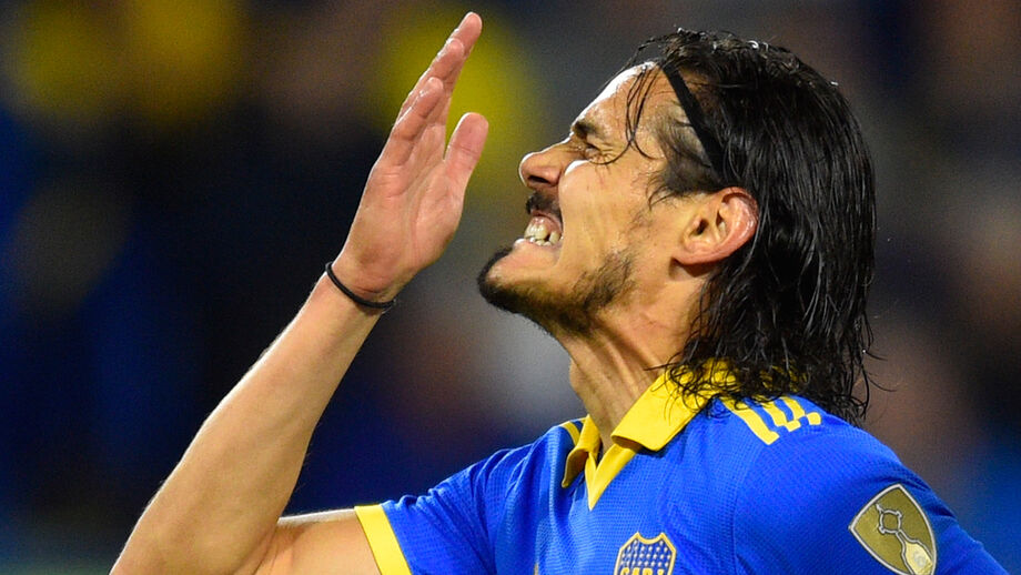 Cavani, jogador do Boca Juniors, ainda recupera de lesão e falha jogo contra o Benfica no Mundial de Clubes