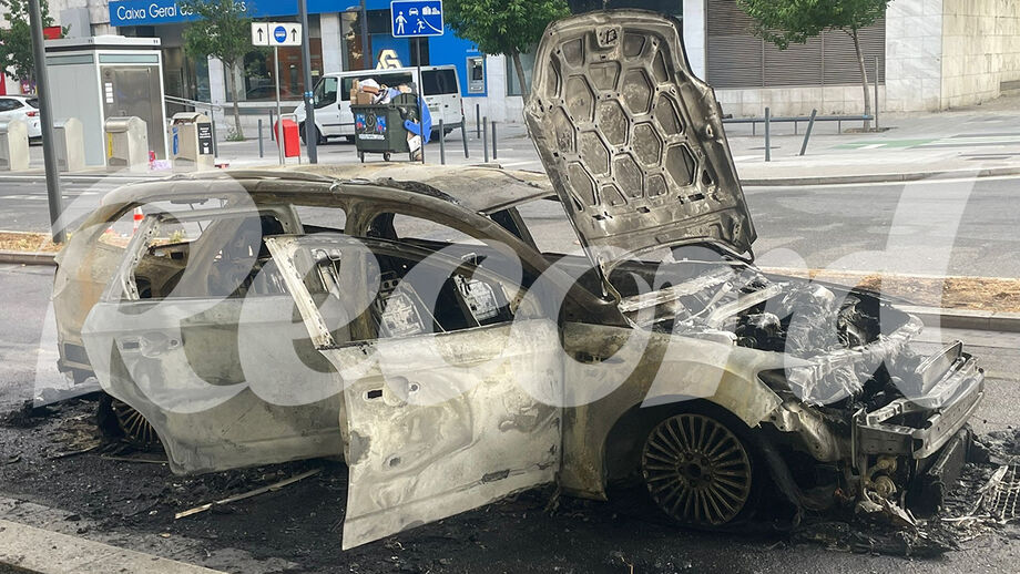 Carro incendiado após ataque de claque do Sporting