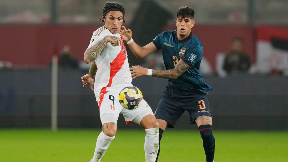 O peruano Paolo Guerrero e o equatoriano Piero Hincapie em ação no jogo de apuramento para o Mundial'2026