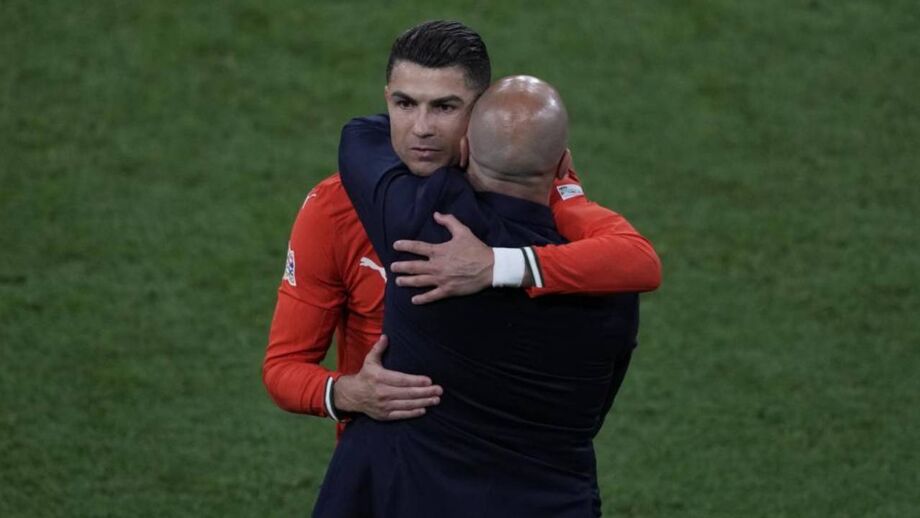 Roberto Martínez e Cristiano Ronaldo abraçados durante o Portugal-Espanha, final da Liga das Nações
