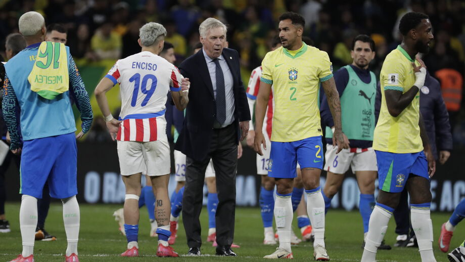 Ancelotti no jogo com o Paraguai