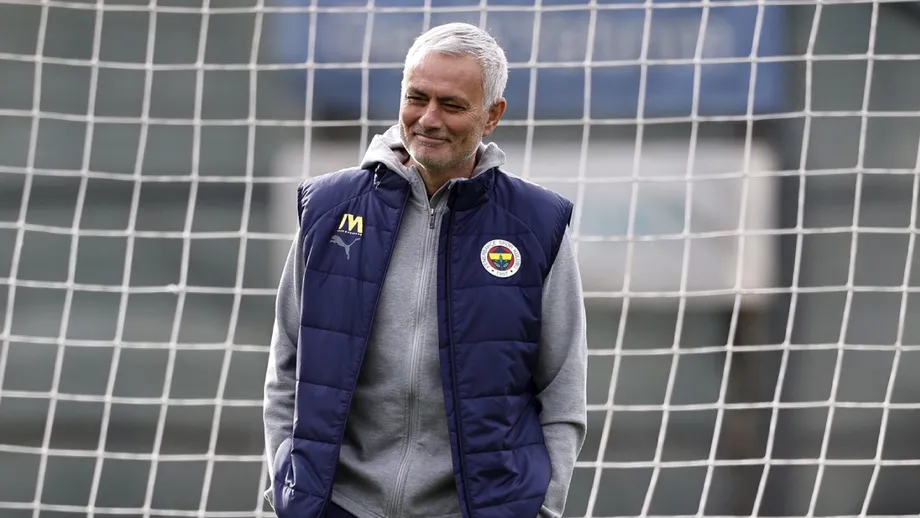 Mourinho permanece no comando técnico do Fenerbahçe
