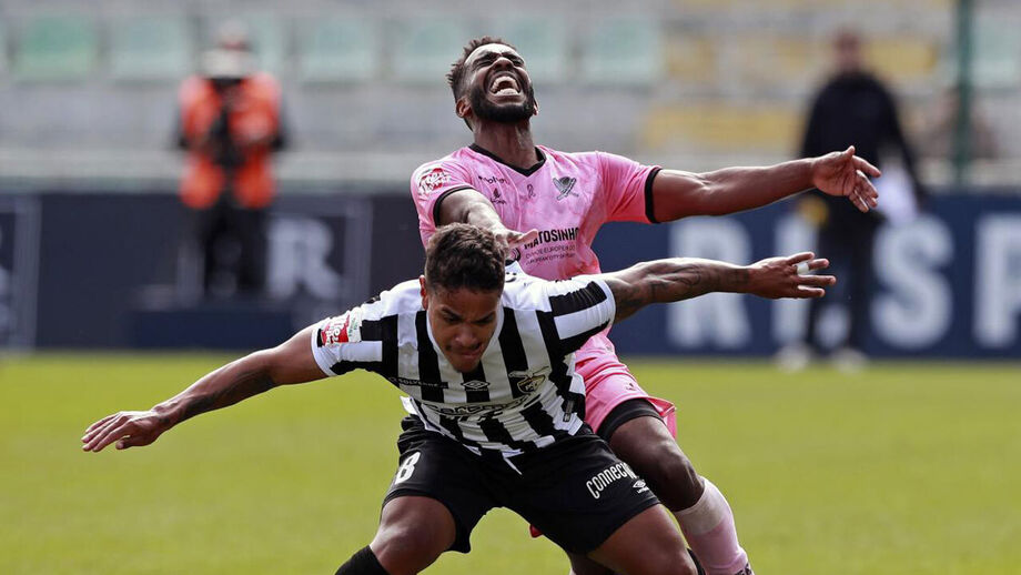 Fabrício Isidoro, de rosa, representou o Leixões