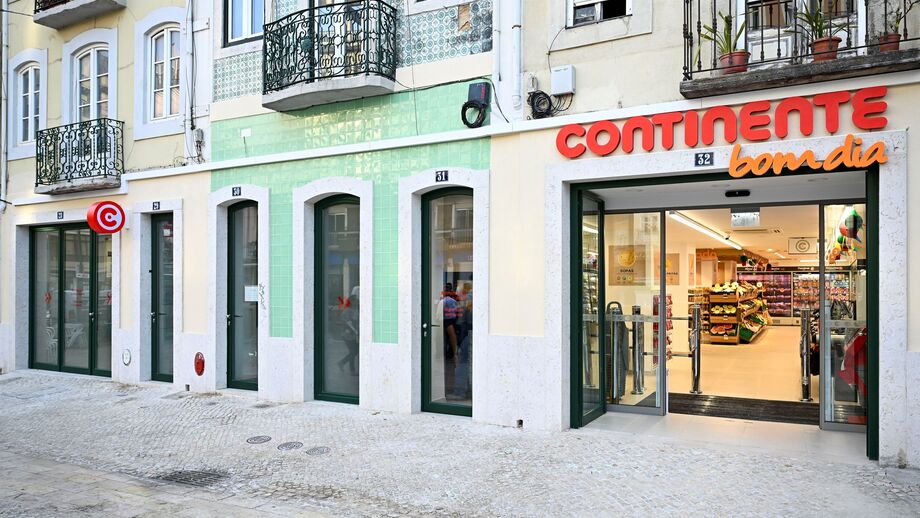 O Continente Bom Dia convida os clientes a entrar e fazer compras