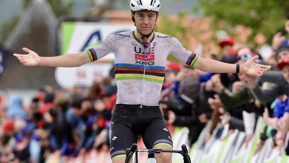 Pogacar vence etapa e lidera Critério do Dauphiné em Combloux, França