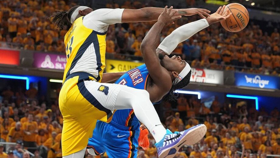 Myles Turner tenta desarmar Luguentz Dort